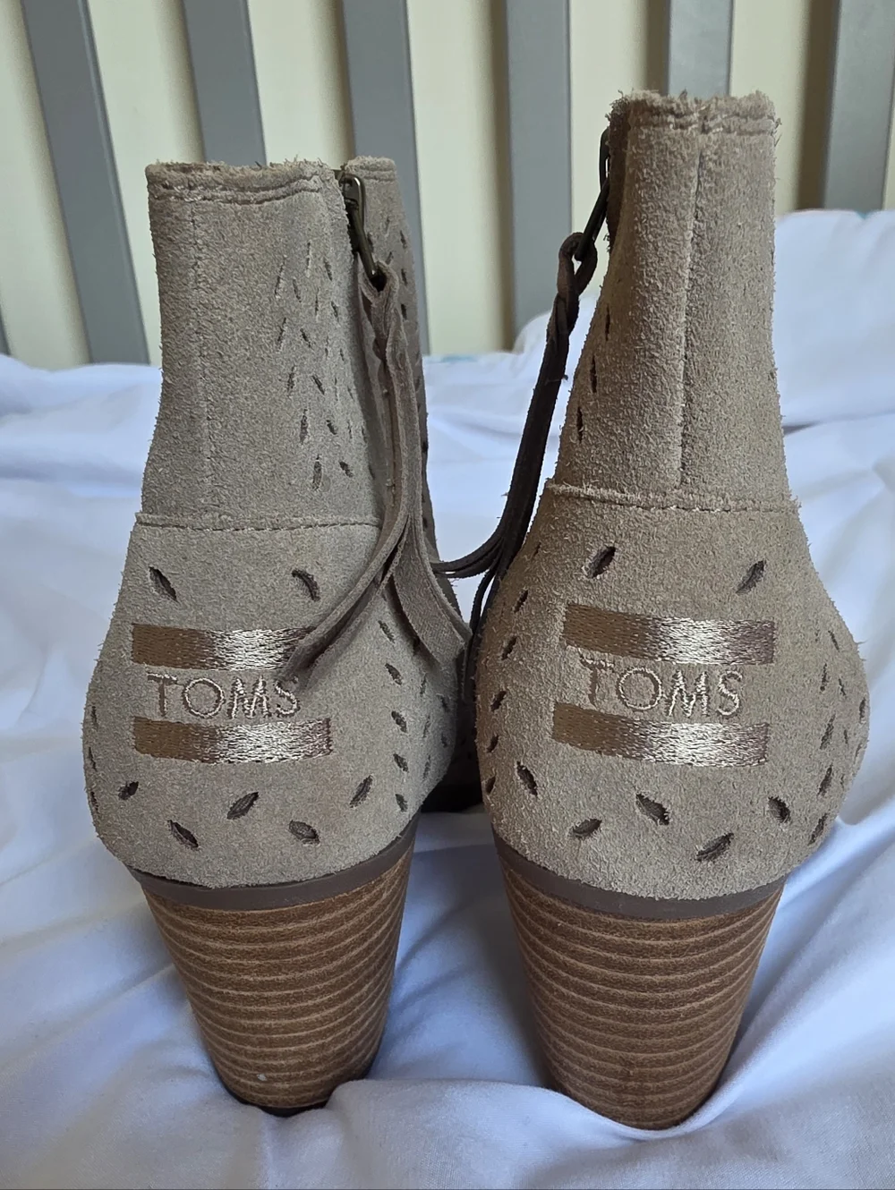Toms Taupe Tan Majorca Womens Perforated Peep-Toe Suede Ankle Booties Size 6.5